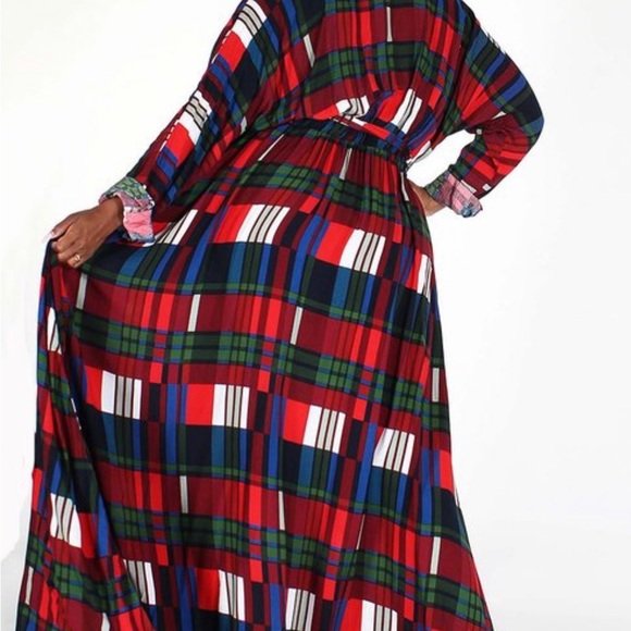 Multi color maxi dress with pockets.. Very comfortable dress. Never worn - Picture 2 of 3